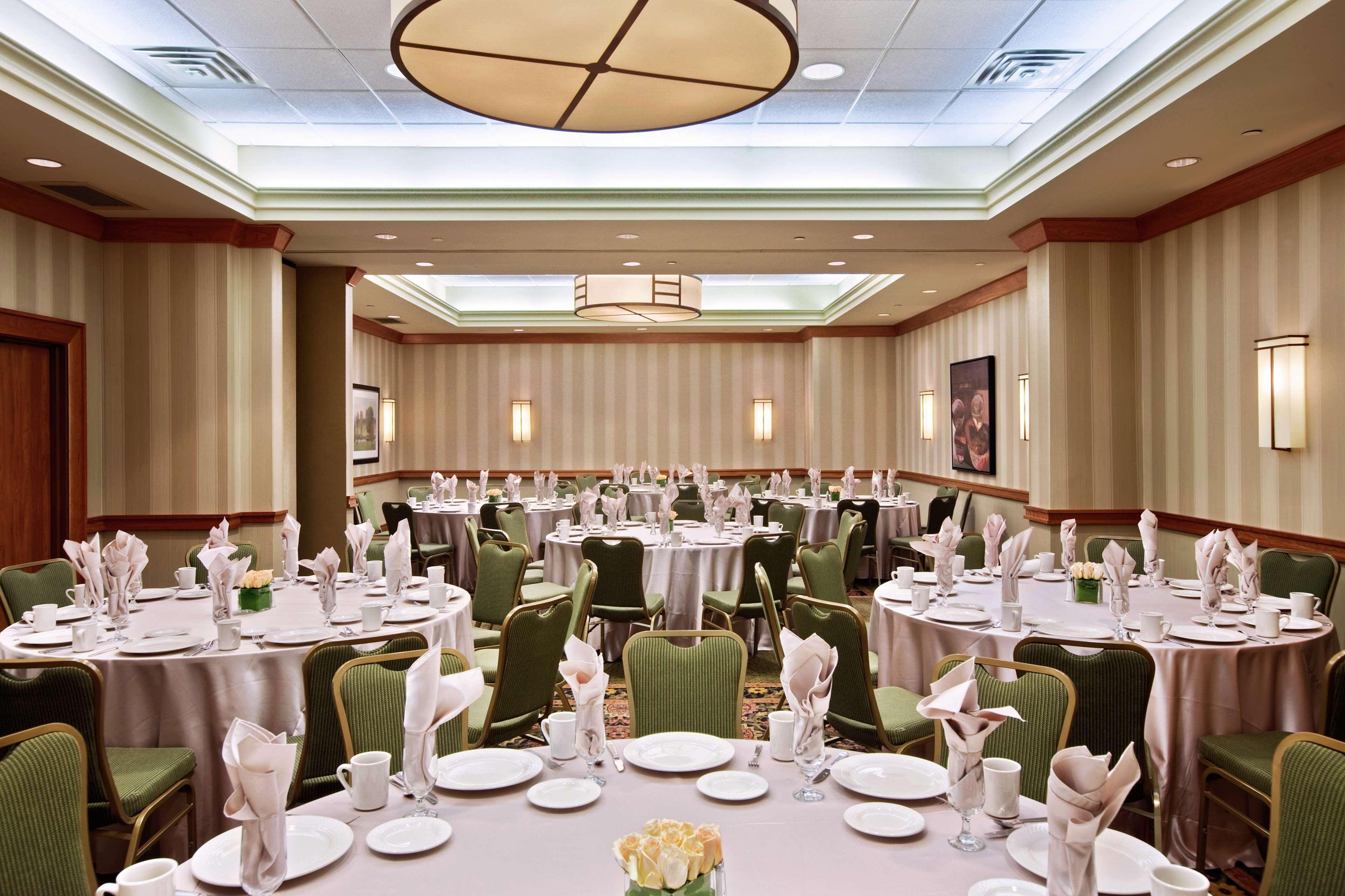 Hilton Suites Chicago/Оукбрук-Террес Ресторан фото
